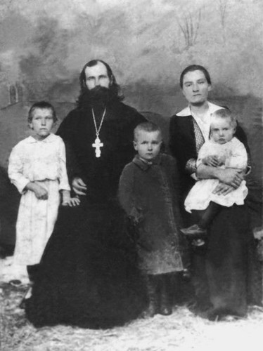Священник Георгий Степанюк с супругой Евфросинией и детьми.