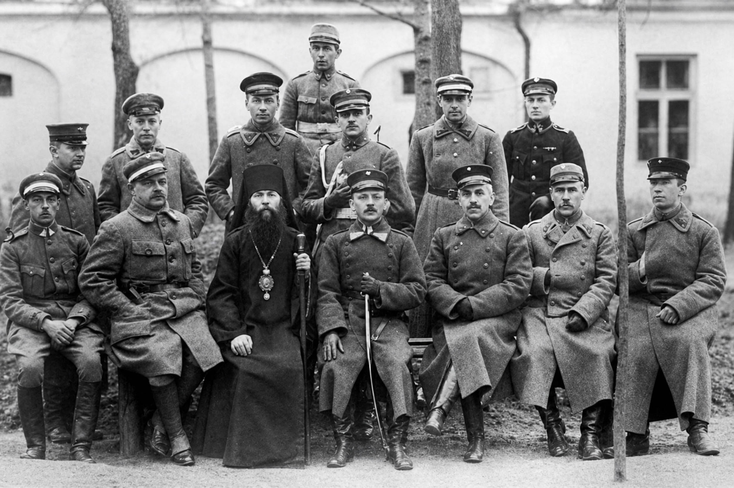 Епископ Владимир (Тихоницкий) с офицерами 1-го Белорусского пехотного полка Литовской армии на фоне северного флигеля, 1919
