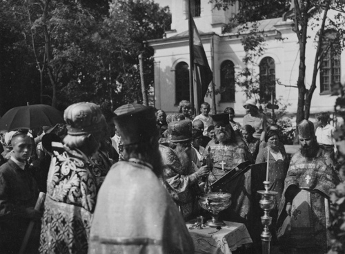 фото сделаны 21 августа 1932 года, на которых видна закладка будущего Благовещенского собора (прот. Иоанн Корчинский слева в митре)