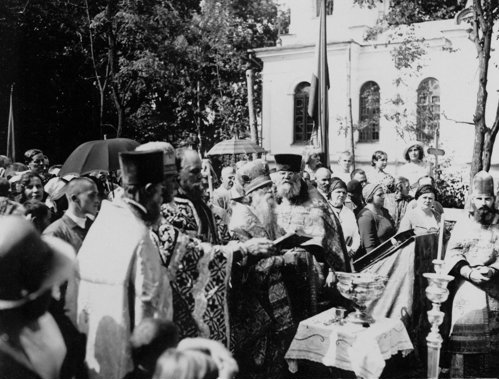 фото сделаны 21 августа 1932 года, на которых видна закладка будущего Благовещенского собора (прот. Иоанн Корчиснкий слева в митре)