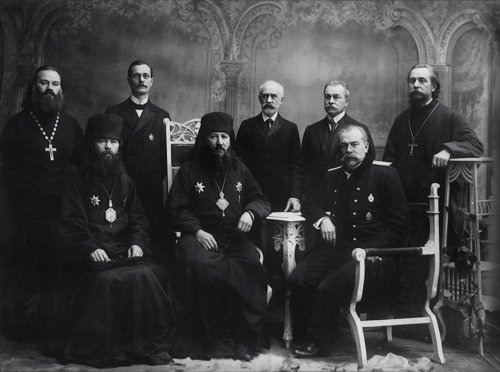 первый ряд - епископ Владимир (Тихоницкий), епископ Михаил (Ермаков), губернатор В. М. Борзенко; второй ряд - прот. Константин Михайловский, секретарь духовной консистории Н. И. Шелутинский, прот. Иоанн Корчинский и др. 1908 год (фото из архива Натальи Дорош)